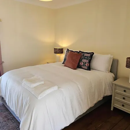 Semesterbostad 3 Bedroom Retreat - Sleeps 6 - Pet Friendly